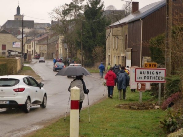 Arrivée à Aubigny sous un léger crachin